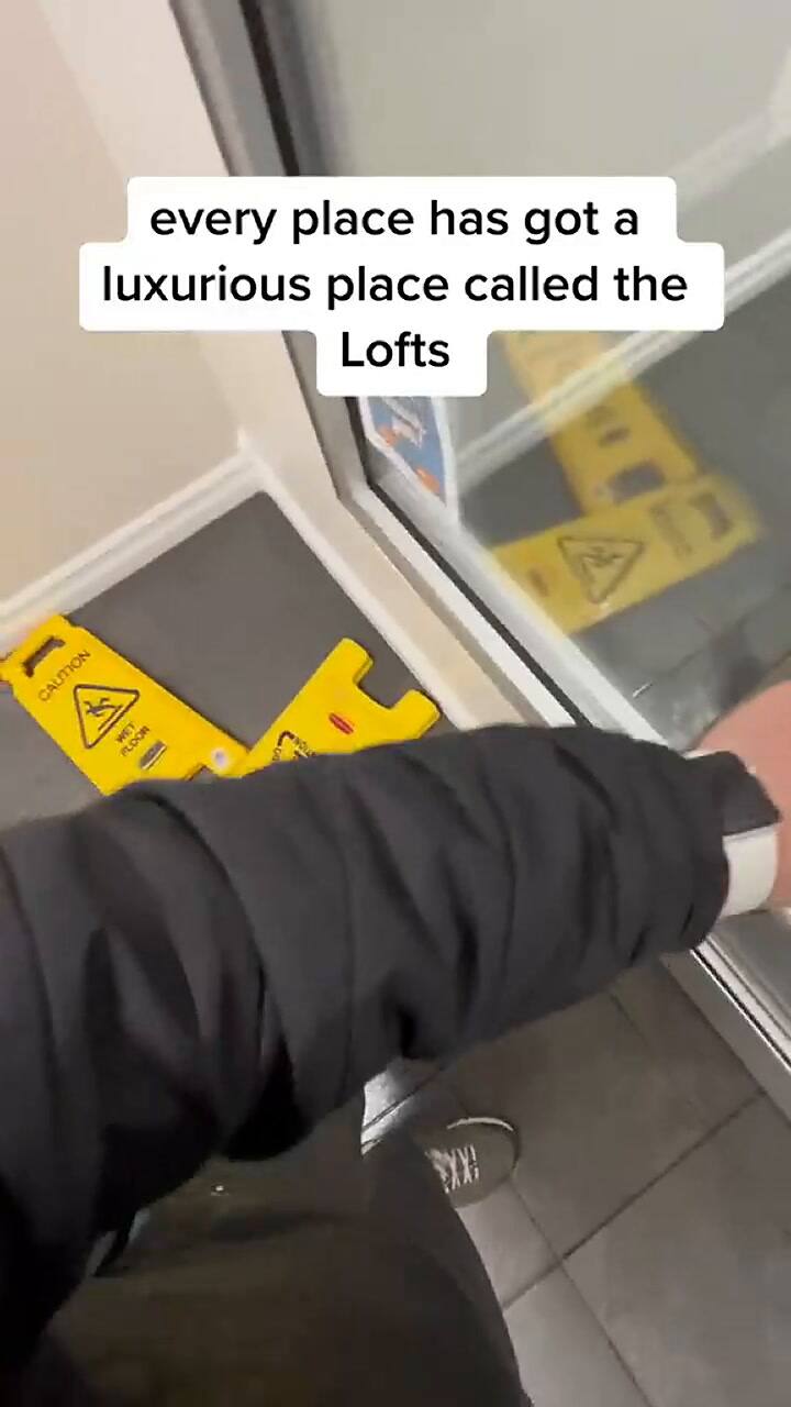 Un habitante de Nueva York exhibe a un murciélago en su elevador