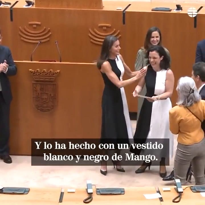 La reina Letizia entregó un premio... y la galardonada llevaba un vestido igual al de ella