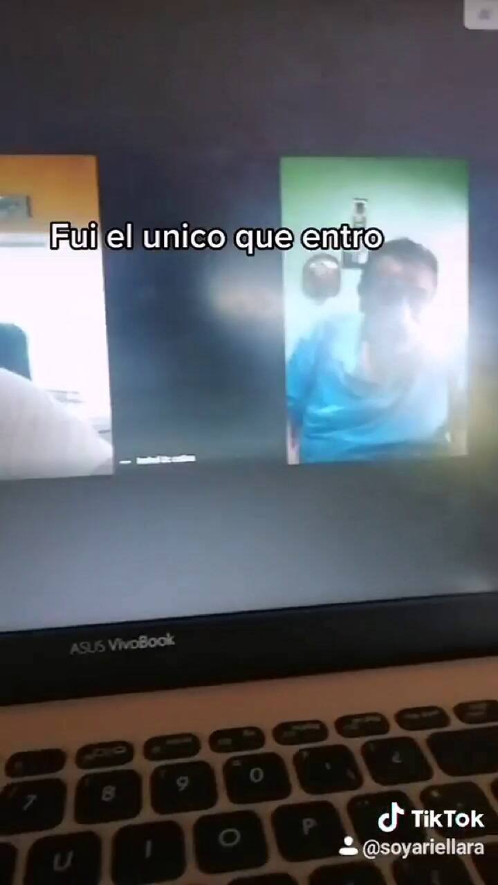 Un profesor invitó a sus alumnos a ver una película, pero solo uno se conectó