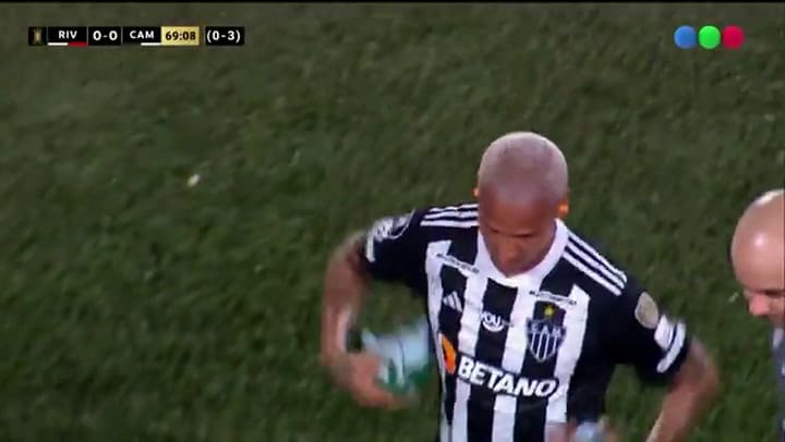 Deyverson salió del campo de juego y se cruzó con los hinchas de River