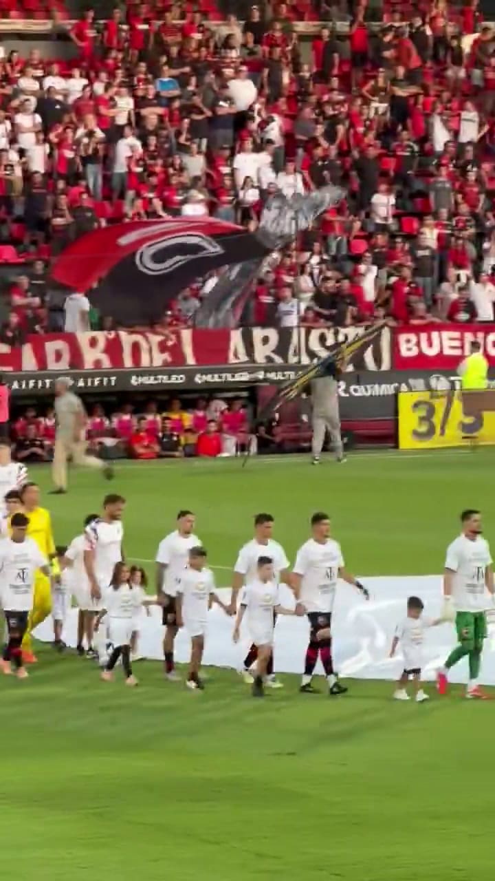 La hinchada de Newell's repudió el uso, por parte de los jugadores, de una camiseta en defensa de la AFA