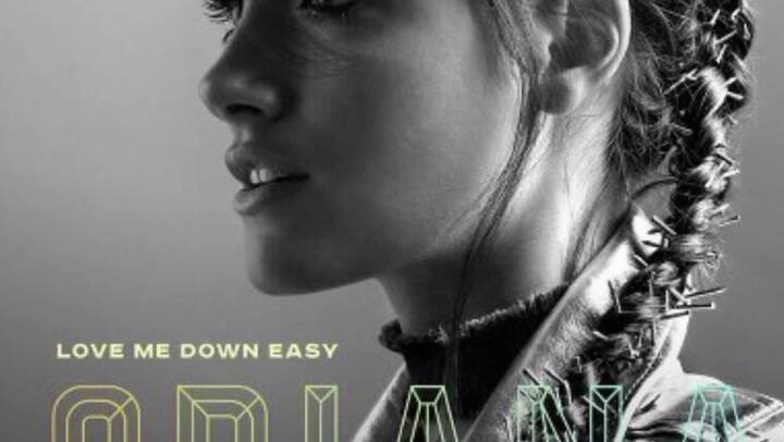 Oriana Sabatini y su tema Love me down easy