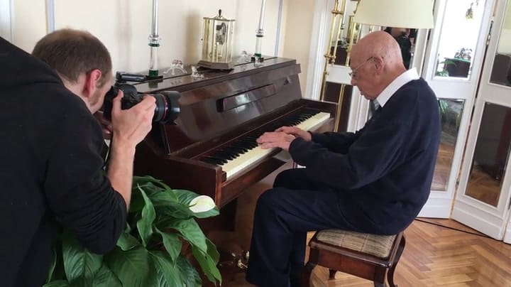 El doctor Fortunato tocando el piano