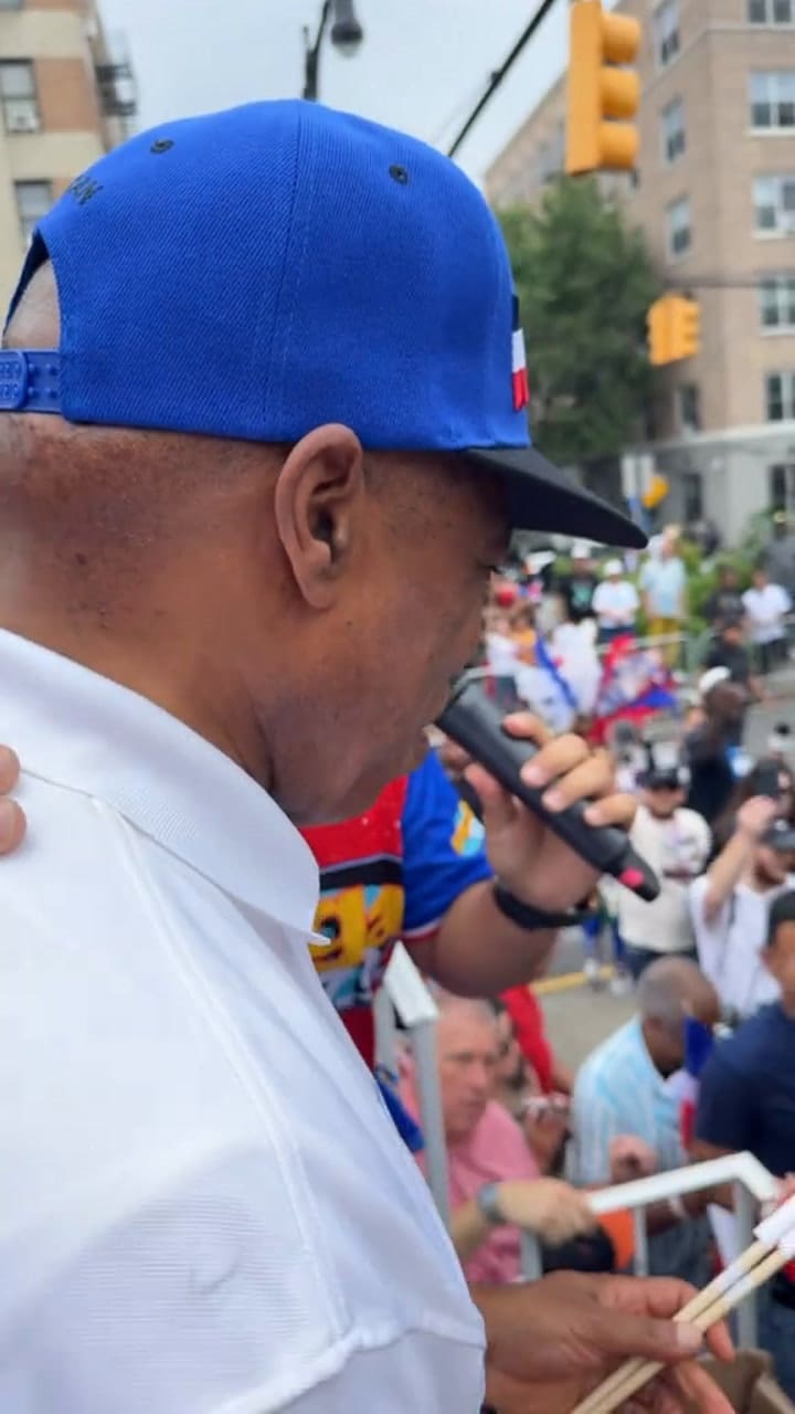 Eric Adams presenció la celebración de una nueva Parada Dominicana