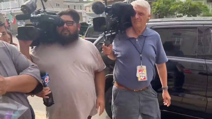 Cedric Lodge no dijo nada a los reporteros cuando salió de la corte federal