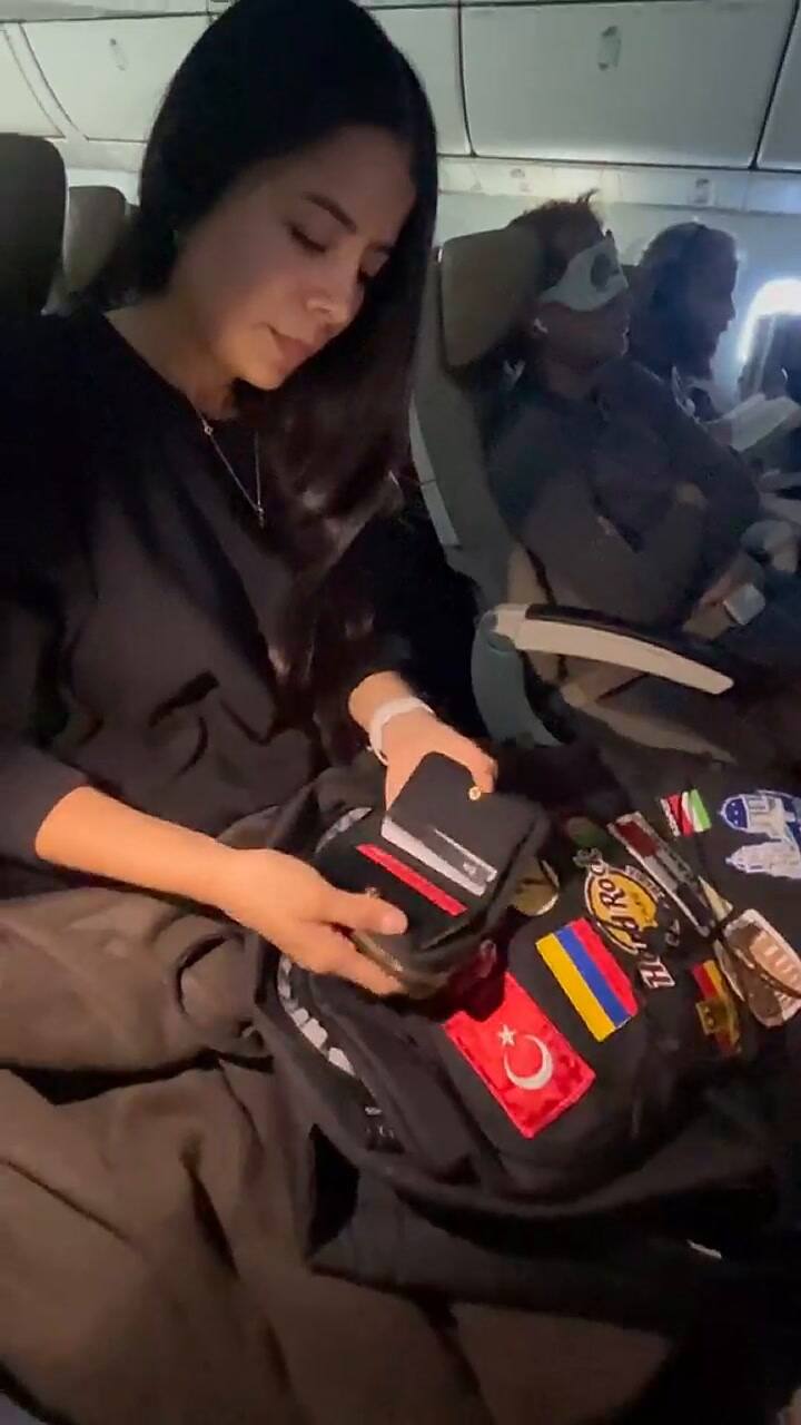 Una colombiana reveló todo lo que hace para viajar cómoda en los trayectos largos en avión