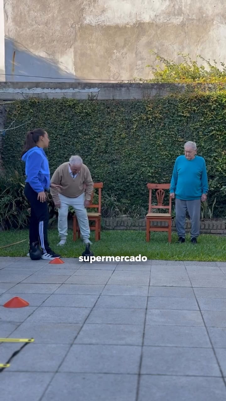 Es profesora de eduación física y armó una rutina para que sus abuelos pudieran ejercitarse