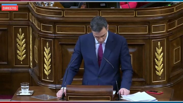 El momento en que interrumpen el discurso de Pedro Sanchez