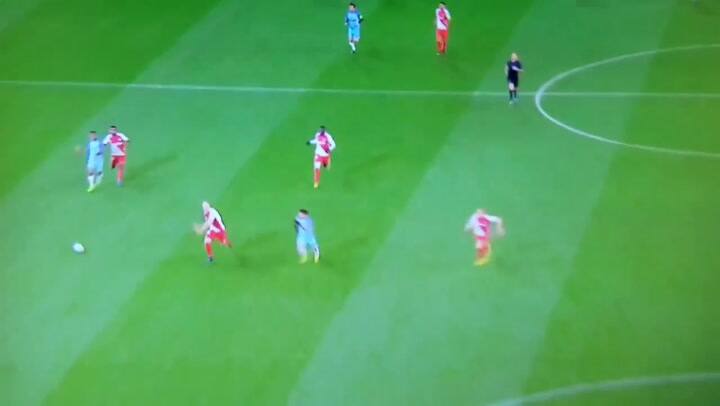 Gol para Manchester City: Agüero