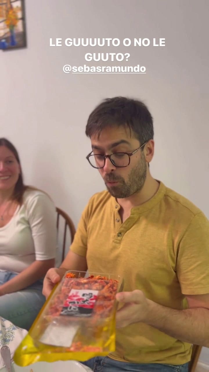 La reacción de la familia de Sofía Pachano al probar los cangrejos picantes