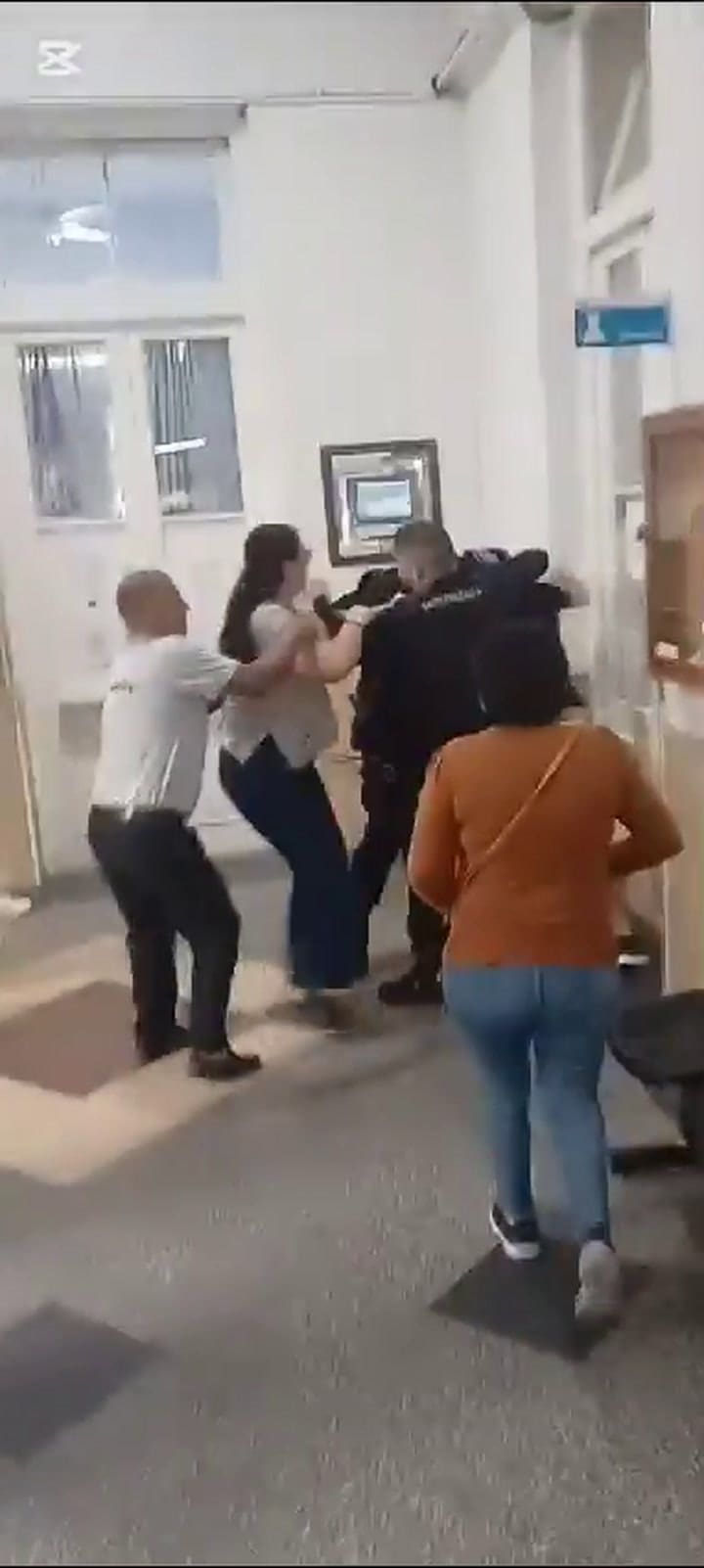 Santa Fe: le dieron un turno para dentro de un mes en un hospital y agredió a policías