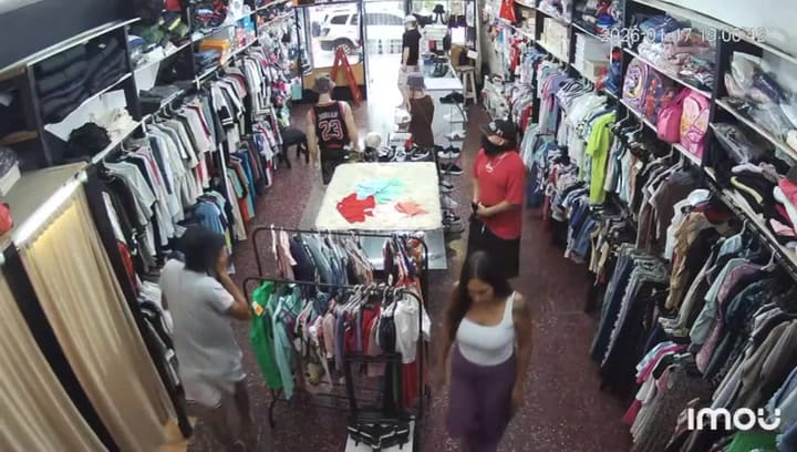 El video de un violento robo en un local de venta de ropa de San Fernando