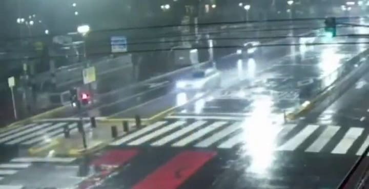 Manejaba borracho y chocó contra el Metrobus en Flores