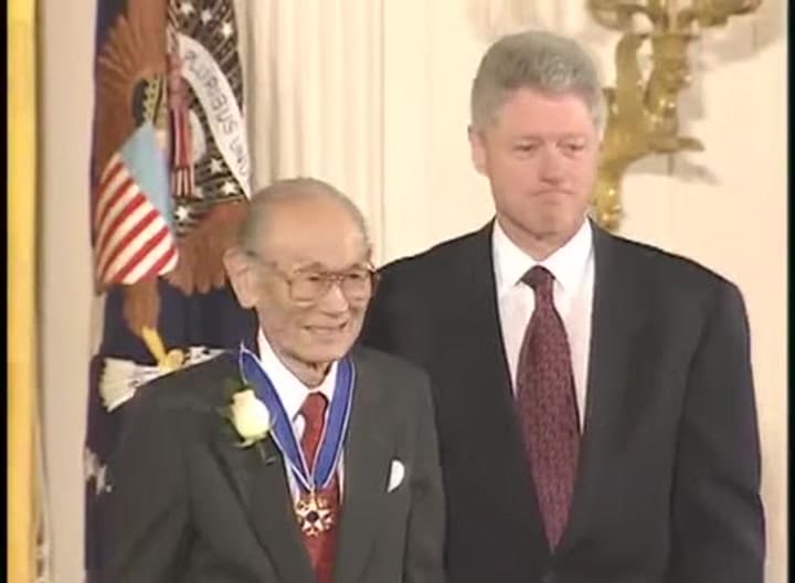 el presidente Bill Clinton entregó la Medalla Presidencial de la Libertad a Fred Korematsu