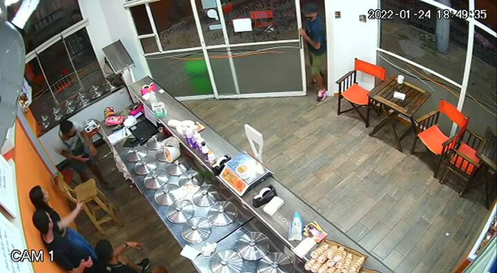 Asalto en San Justo: dos delincuentes entraron a robar en una heladería y amenazaron con matar