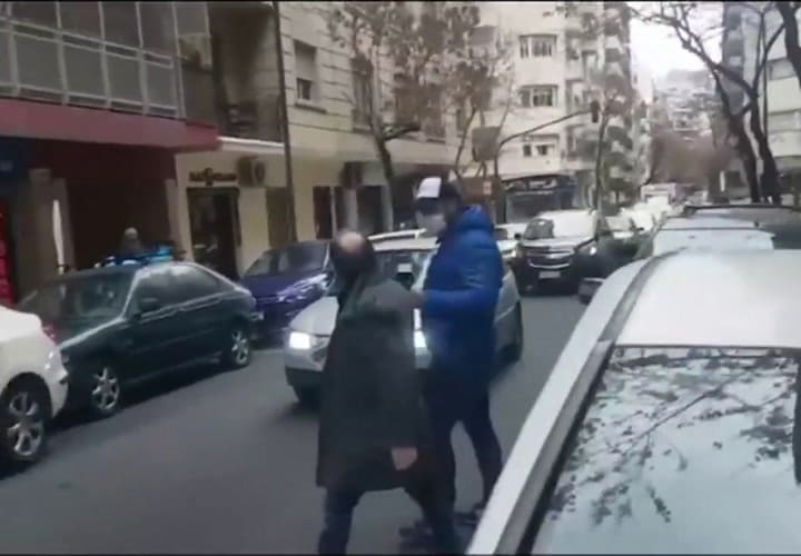 El escrache a Baby Etchecopar en la salida de la radio