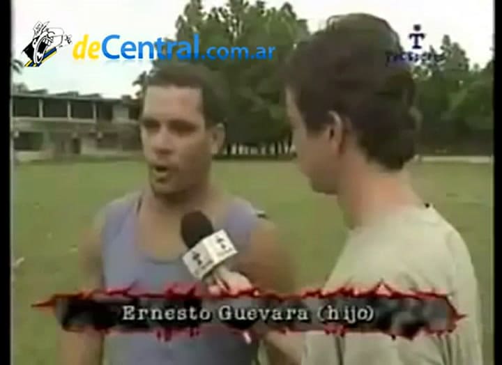 Ernesto Guevara (Hijo) tira el centro para La Palomita de Aldo Pedro Poy - Fuente: Youtube De Centra