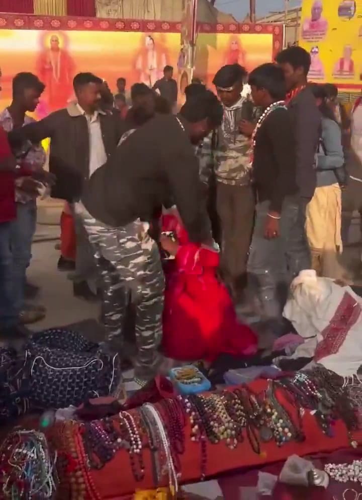 Vendía collares de flores en una masiva peregrinación y su vida cambió para siempre por un video