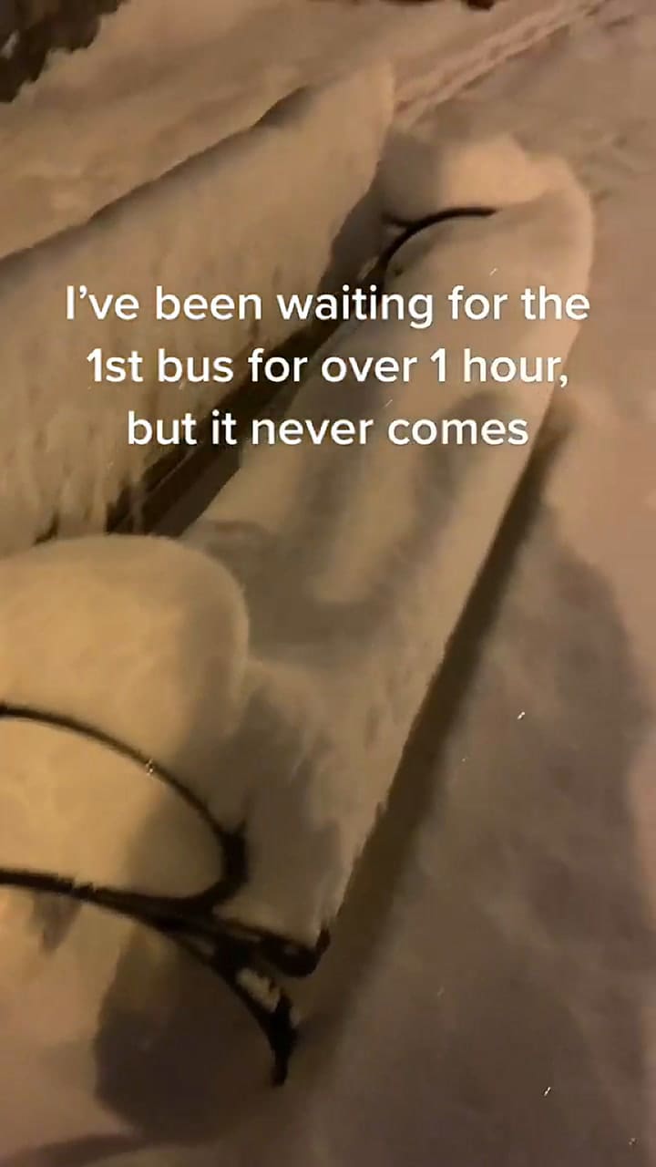 Una tiktoker intentó llegar al trabajo en medio de la tormenta