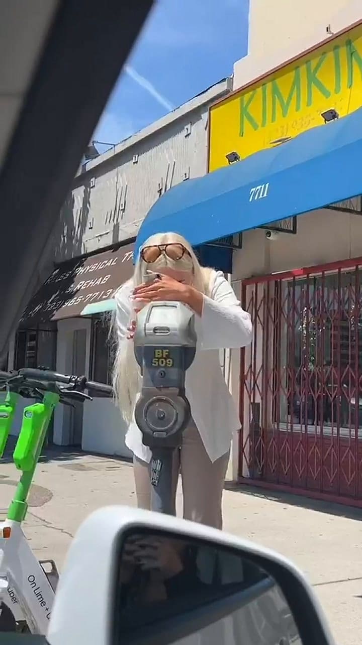 Acabaron en redes a una tiktoker por llorar por la pobreza extrema desde un Tesla