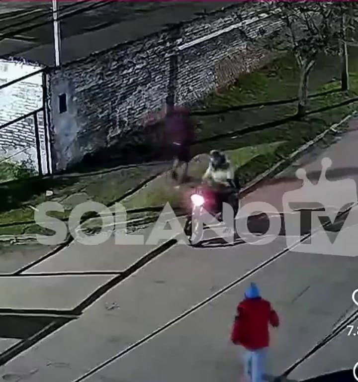 Un policía que trabajaba como conductor de una aplicación en su franco fue sorprendido por ladrones: se defendió a los tiros