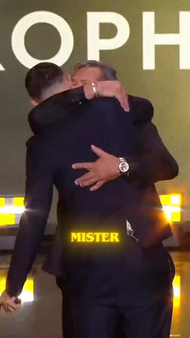 Emiliano Martínez se fundió en un abrazo con su papá al recibir el trofeo Yashin