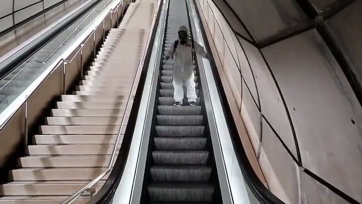 La peculiar forma de desinfectar escaleras mecánicas que desató una lluvia de burlas