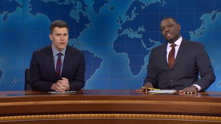 El incómodo chiste de Colin Jost sobre las películas de su esposa, Scarlett Johansson