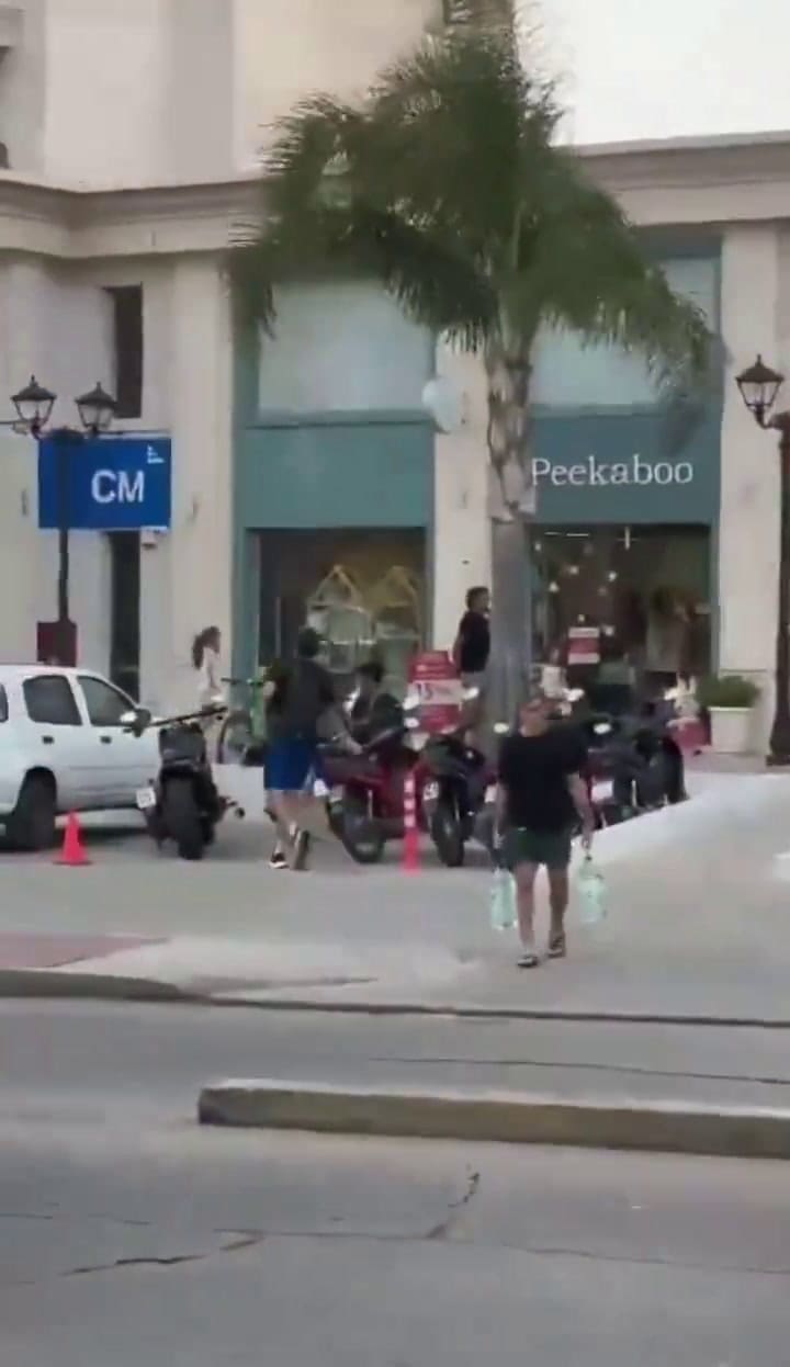 Luis Lacalle Pou se hizo viral por un video que lo muestra sentado en una vereda