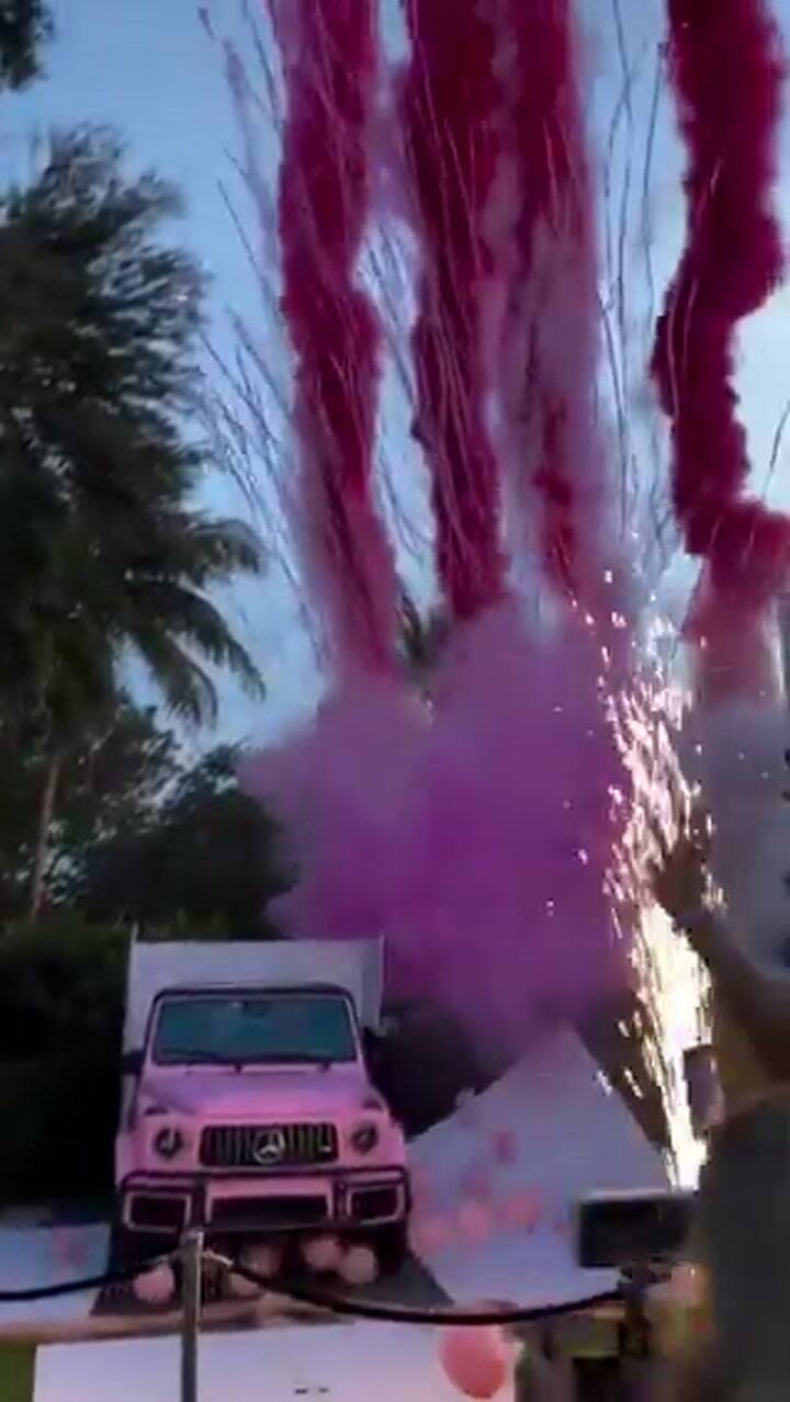 Revelaron el sexo de su bebé con un Jep rosa