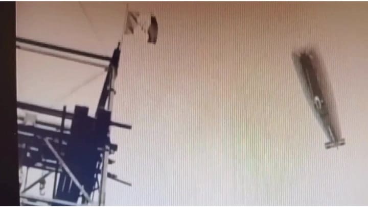 El dirigible El Pampa sobrevuela el Monumento a Colón el día de su inauguración