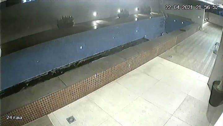 El momento en que la pileta de un edificio se desfondó e inundó el estacionamiento