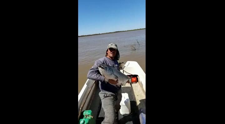Emiliano Almada y el ejemplar de salmón que pescó en el Paraná