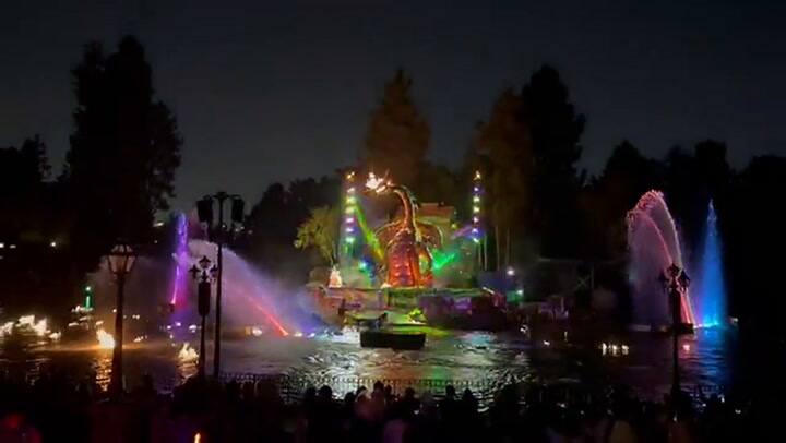 Se incendia dragón en Disneyland, California