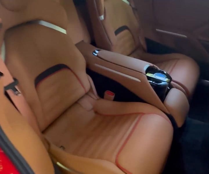El interior de la Ferrari Purosangue Rosso Portofino