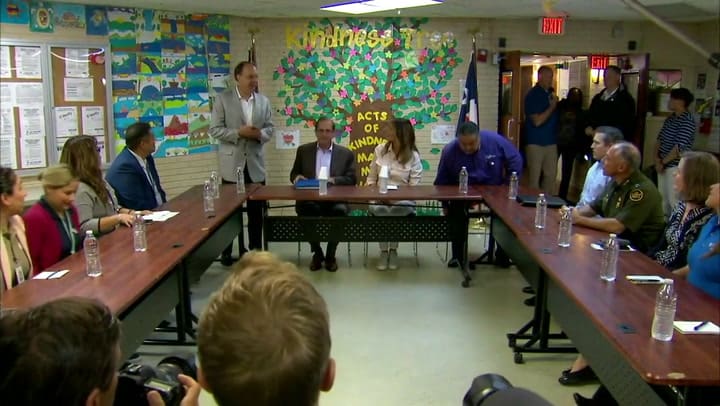 Melania Trump visita albergue de niños inmigrantes en frontera - Fuente: AFP