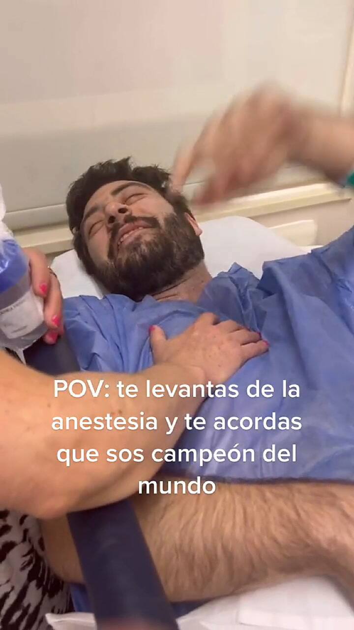 Como un campeón. Se despertó de la anestesia y lo primero que hizo fue aplaudido en las redes