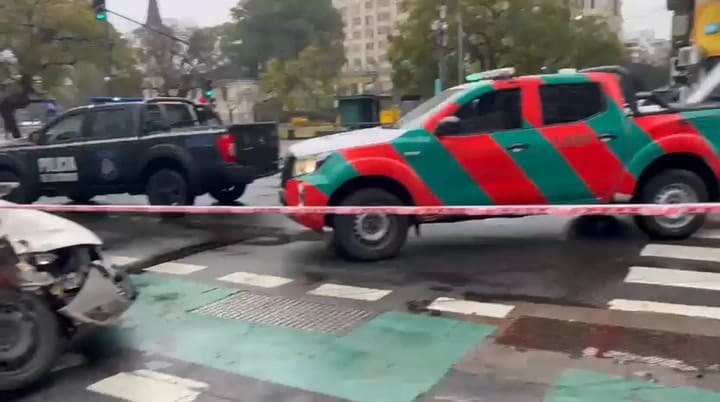 Hay un auto y un colectivo involucrados en el choque frente a FMed