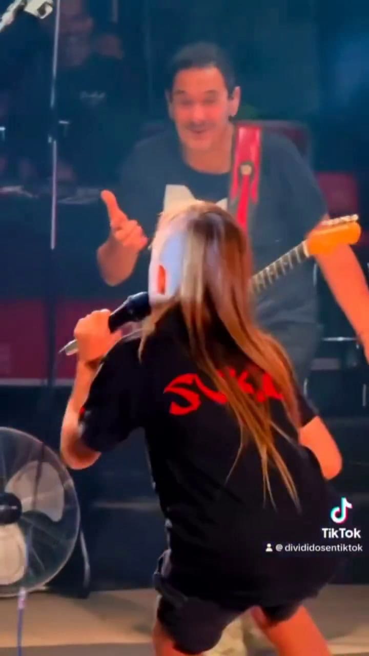 Agustín subió al escenario e interpretó: "La rubia tarada", de Sumo