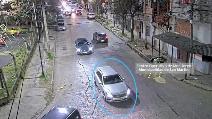 El Mercedes Benz capturado por cámaras de seguridad