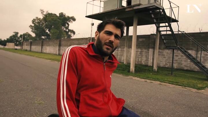 Del ping pong a las clases en un penal, Copola contó cómo superó sus limitaciones y se recibió de pr