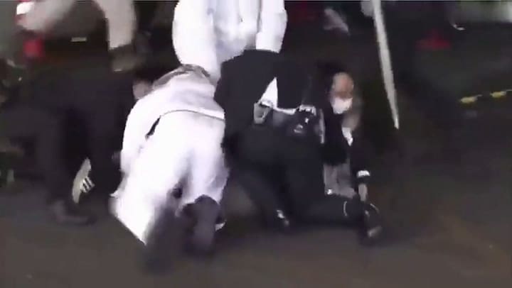 El primer ministro de Japón fue evacuado tras una fuerte explosión durante un discurso