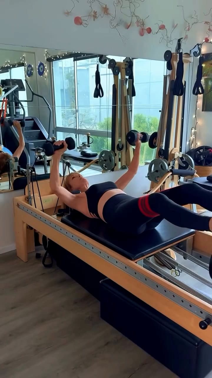 Jane Seymour practica pilates a sus 74 años de edad