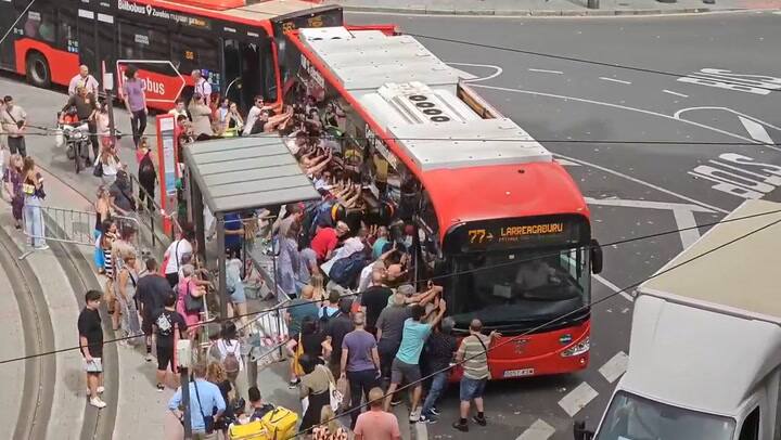 Bilbao: un hombre quedó atrapado debajo de un colectivo y decenas de ciudadanos lo empujaron para s