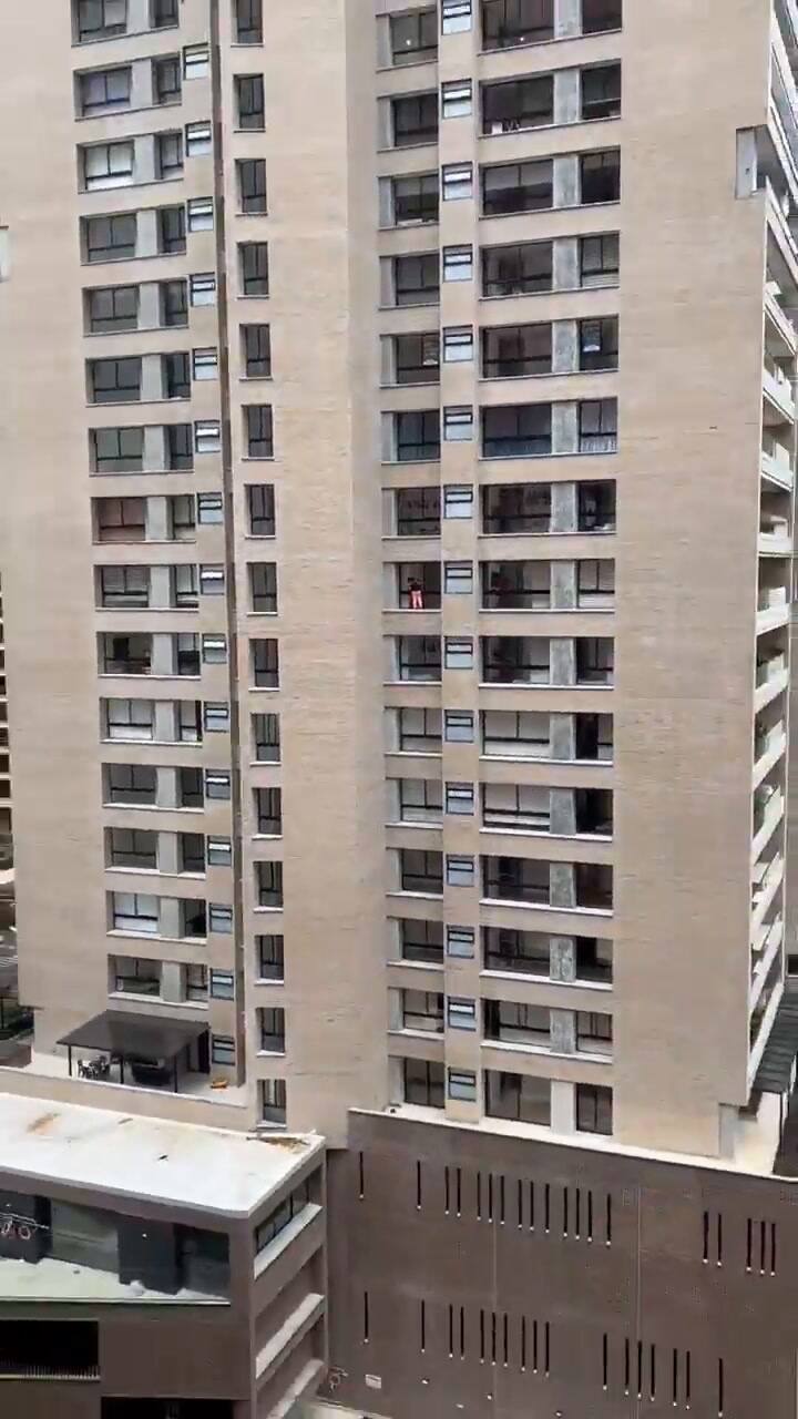 Mujer casi protagoniza una tragedia al limpiar una ventana sin protección