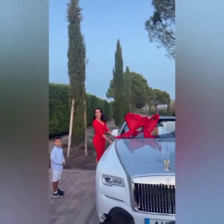 El momento en el que Georgina Rodríguez le entrega el regalo a Cristiano Ronaldo