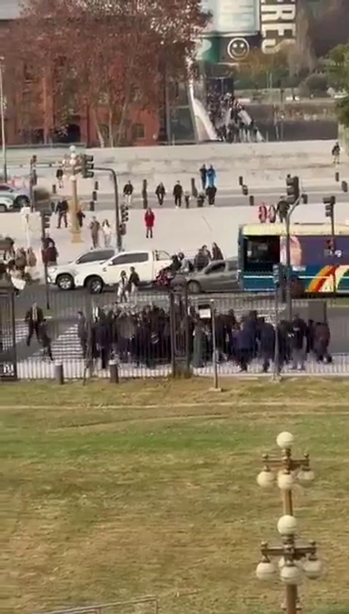 Milei saluda estudiantes