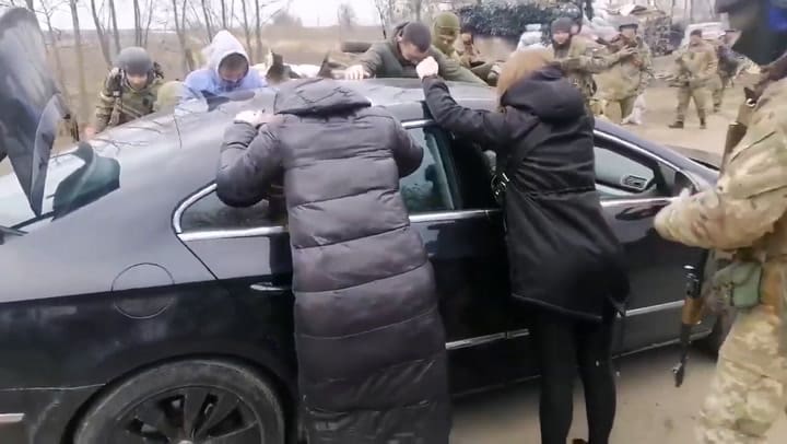 Propuesta de matrimonio en un puesto de control de Ucrania