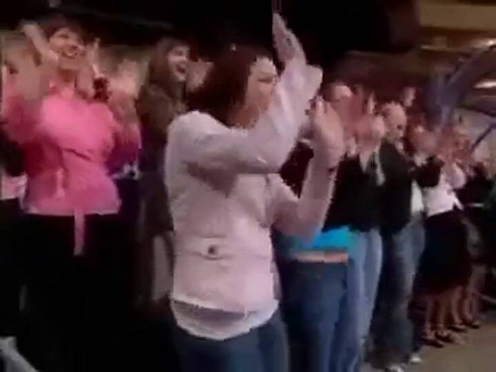 Tom Cruise presenta a Katie en el programa de Oprah - Fuente: YouTube