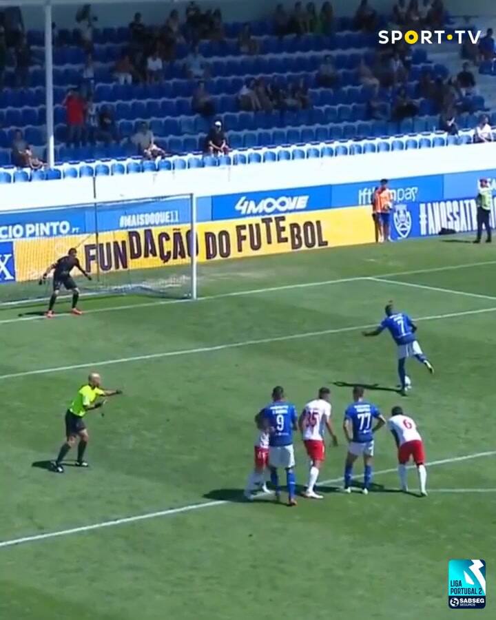 “Estatua”. Quiso innovar para patear un penal, el arquero lo dejó en ridículo